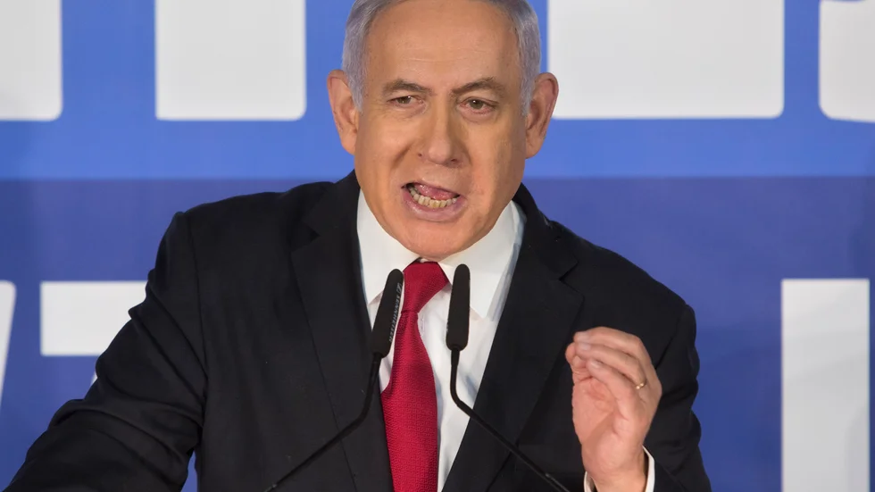 Har gjort sig beroende av radikaliserad yttre höger. Israels premiärminister Benjamin Netanyahu har övergått från att försvara till att undergräva domstolarnas roll i  att upprätthålla laglighet i styret. 