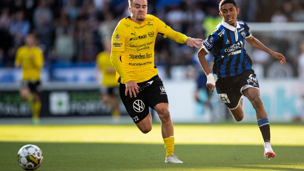 Mjällby har tagit ledningen efter de inledande 45 minutrarna på Studenternas IP.