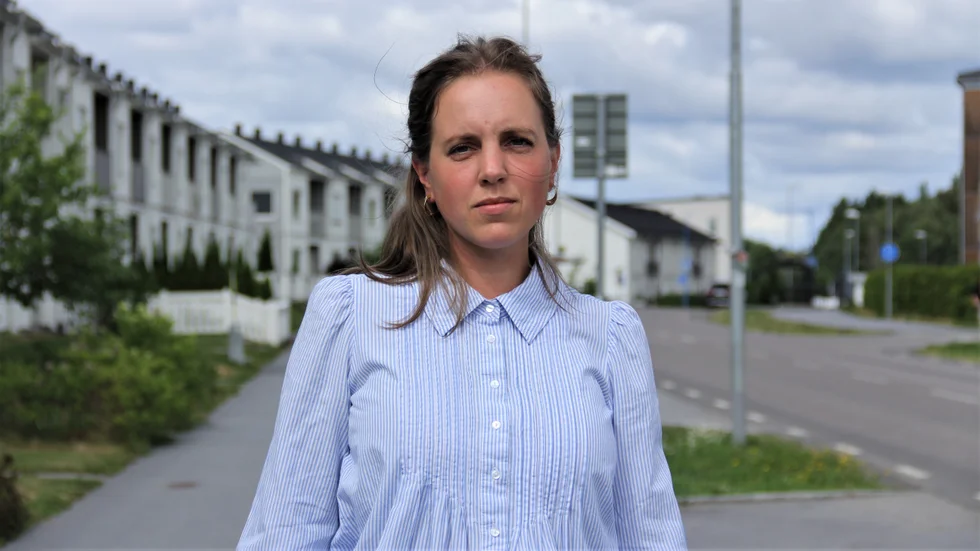 Bilarna kör för fortfarande fort på Brunnbyvägen i höjd med Lustigkulla förskola i norra Alsike. Louise Trowald är tveksam till att digitala skyltar kommer att lösa problemet.