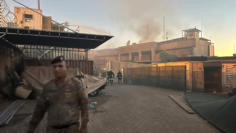 Rök som stiger från Sveriges ambassad i Bagdad under torsdagen.