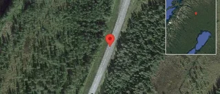 En personbil i singelolycka på E10