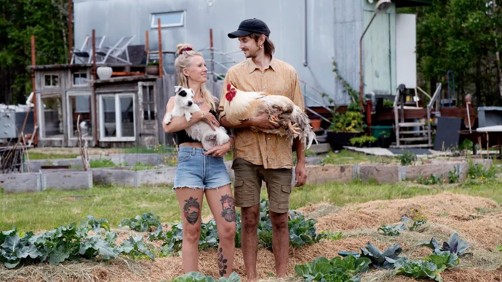 Sebastian med tuppen Tuppas av rasen brahma, en indisk sort och Annelie med parets hund Vilda, en parson russell terrier.