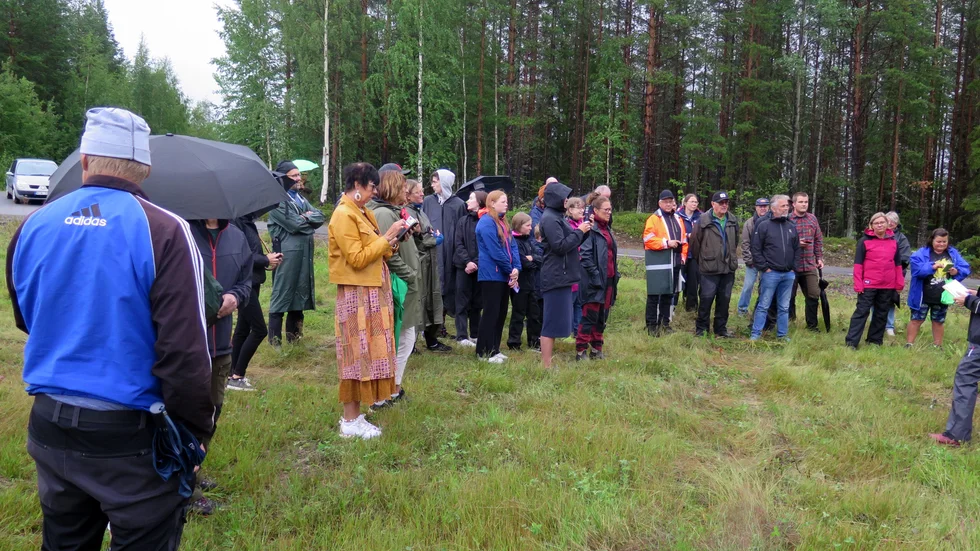 
Arvidsträskdagen lockad många bybor och sommarstugeägare som kom för att se den nytillverkade byaskylten avtäckas.