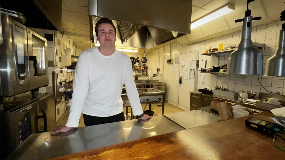 "De få kockar som finns är oftast i åldern 45 till 50 år, och de jobbar gärna dagtid", säger Tobias Berg, restaurangchef på Restaurang Ångbryggeriet.