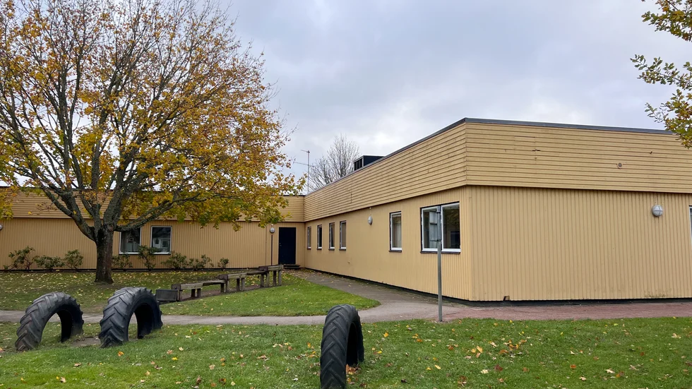 Förskolan Gullvivan behöver renoveras. Behoven är mer omfattande än först väntat och arbetet hade därför blivit dyrare än tänkt. Från förvaltningens sida är en renovering inte längre ett alternativ. Politiken är oense om hur frågan ska hanteras.