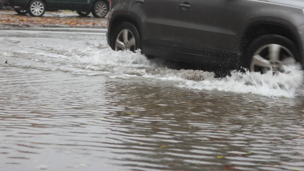 Det finns risk för översvämningar efter lördagens kraftiga regn över länet.