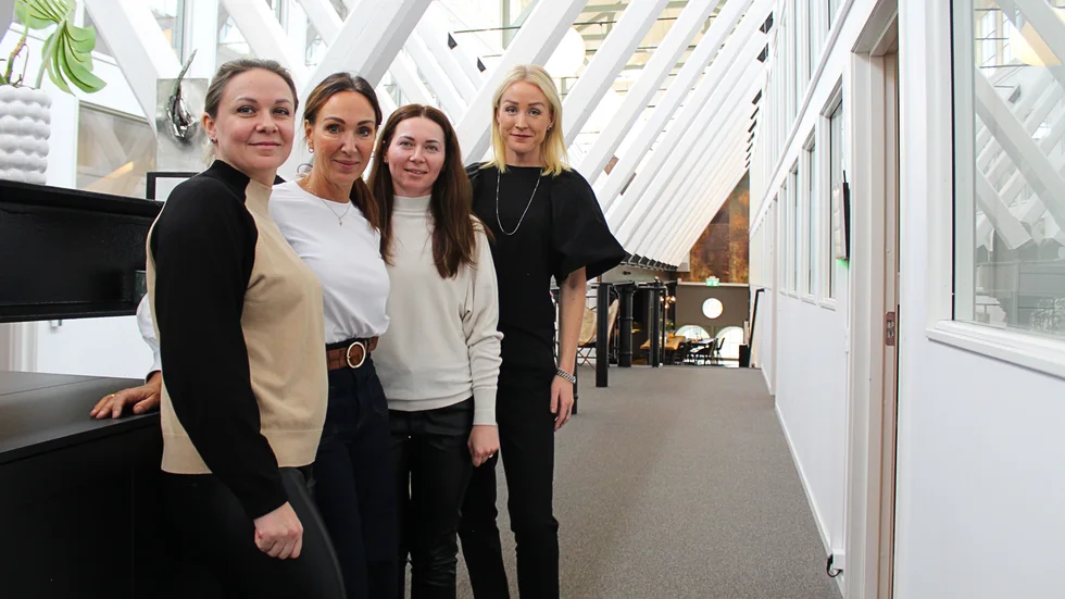 Viktoriia Shkurko och Nataliia Sikorska har fått stor hjälp av sin arbetsplats, där de jobbar nära Carin Torngren och Angelica Melander. Carin, som är avdelningschef på View Ledger, menar att det är viktigt att ta tillvara på kompetensen som nyanlända besitter.