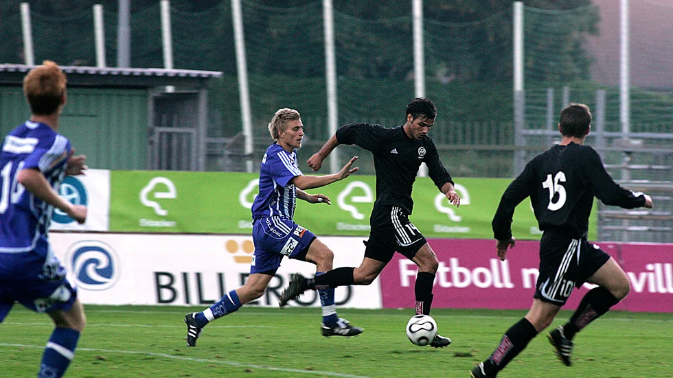 Motala AIF 2007. Serieseger i division 2. Arsim Gashi, med bollen, och hans radarpolare Daniel Leinar (nummer 16), rörde runt ordentligt i Sleipners försvar och svarade för tre av fem mål i toppmötet i Norrköping. Maif säkrade seriesegern mot Kenty borta på Fredriksberg, 5-1. Leinar gjorde 19 mål och Gashi 17 under säsongen. Uppflyttat till ettan.