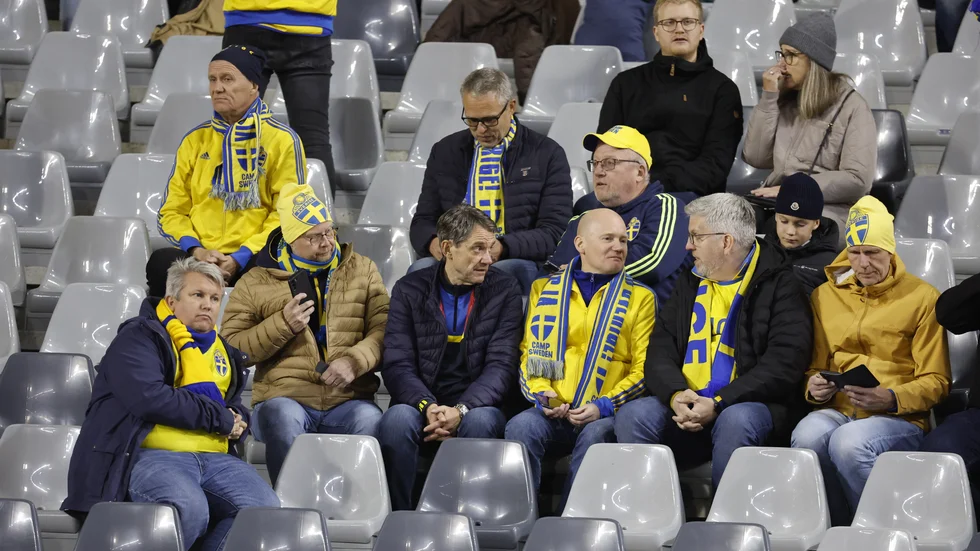 Svenska supportrar som hölls kvar i flera timmar på läktaren i Bryssel efter terrordådet som där två svenska fotbollssupportrar dödades.