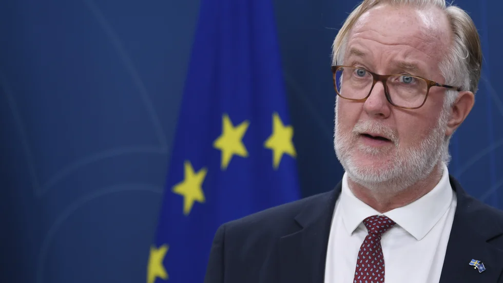 Arbetsmarknadsminister Johan Pehrson (L) fick många frågor om Teslakonflikten när han på onsdagen höll presskonferens om läget på arbetsmarknaden. Arkivbild