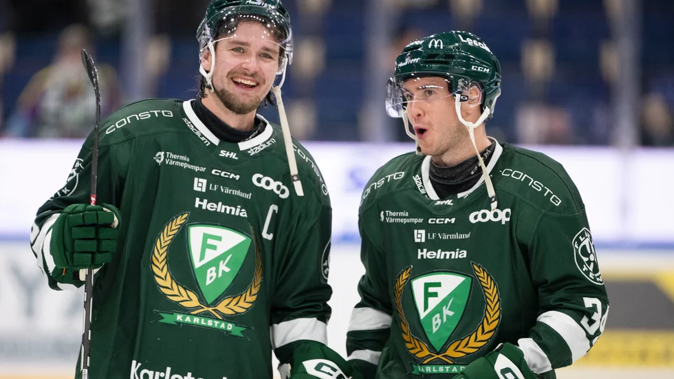 Färjestads Linus Johansson och Michael Lindqvist bär halsskydd för att inte skadas av vassa skridskoskenor.