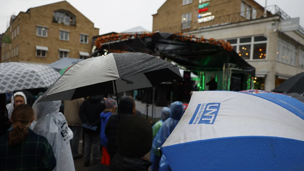 På onsdagen samlades hundratals Uppsalabor på Forumtorget. 
