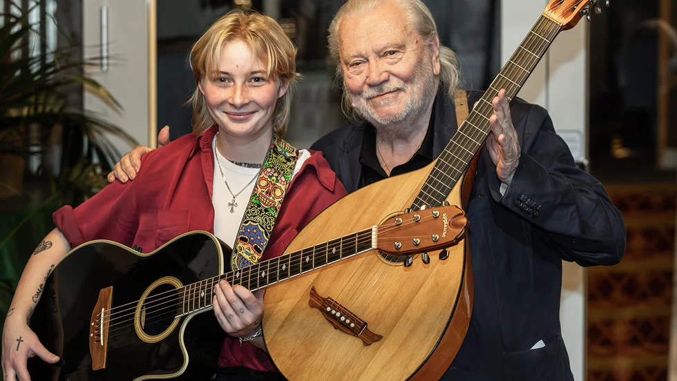Jonna Randen och Pierre Ström har tilldelats Masens ungdomsstipendium respektive Svenska Vispriset vid den årliga nordiska visträffen på Säröhus utanför Göteborg. Pressbild.
