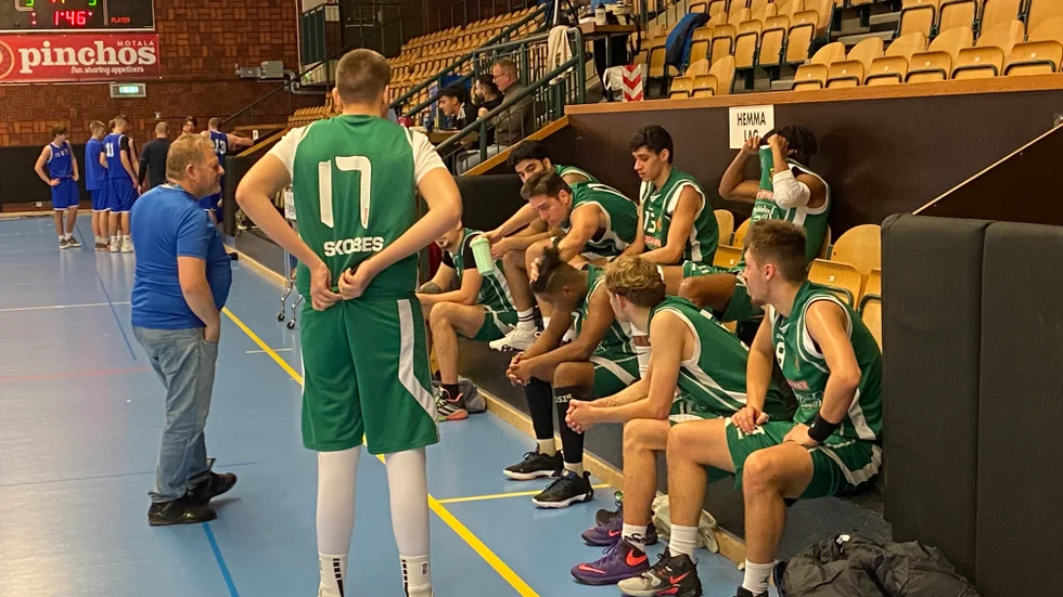 Motala basket och Kari Hyvönen, coach, kom åtta i division 2 och blickar nu mot en ny division 2-säsong nästa år.