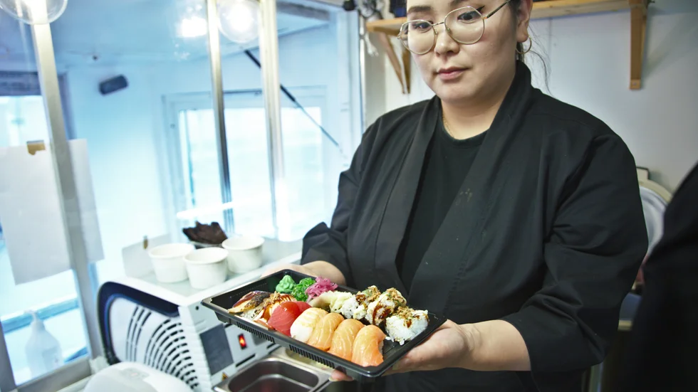 Ashley Tsogtsaikhan visar upp en klassisk blandad sushi. Menyn kommer även innehålla en del varm mat.