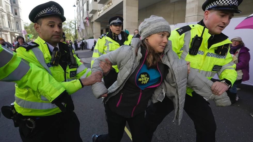 Greta Thunberg har omhändertagits av polis.