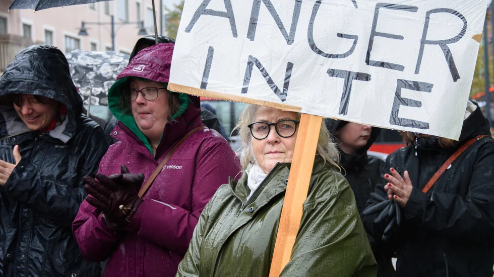 Birgitta Nordmark var en av de som trotsade regn och blåst och kom för att demonstrera. "Saken är viktigare än att frysa lite om fötterna", säger hon.