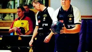 Bäst i Domino. Patrik Svensson, till höger, slog 906 mot Joker i lördags och var därmed bäst i Domino. Den andre Dominospelaren på bilden är Curt Bontell.FOTO: MATILDA AHL