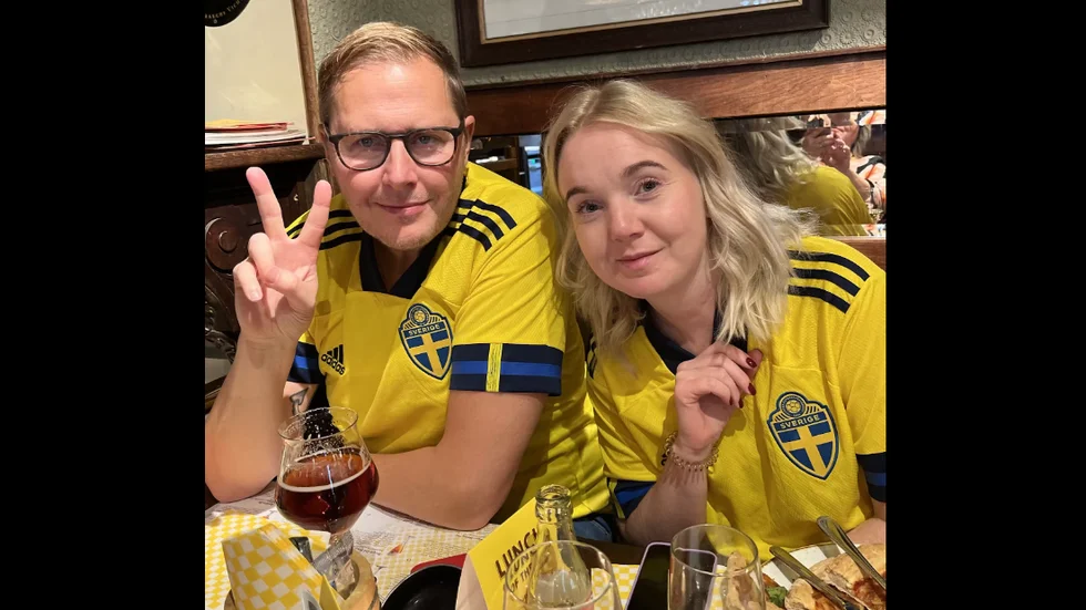Christine Bohlin och maken Fredrik på en restaurang några timmar före avspark på Kung Baudouin-stadion i Bryssel på måndagskvällen.