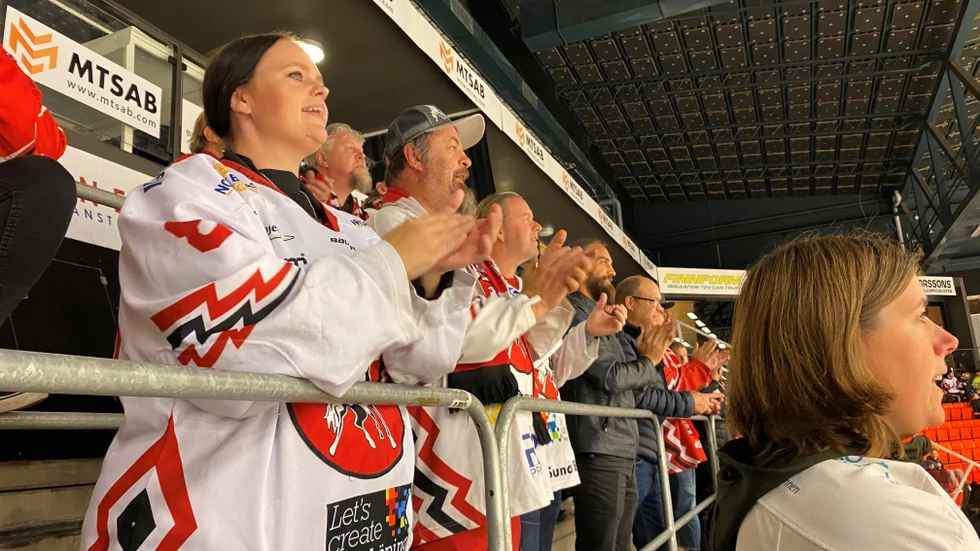 I andra perioden var det ideella arbetet klart och det finns tid för Louise Carlén att följa matchen från Hästens Fanz läktare.