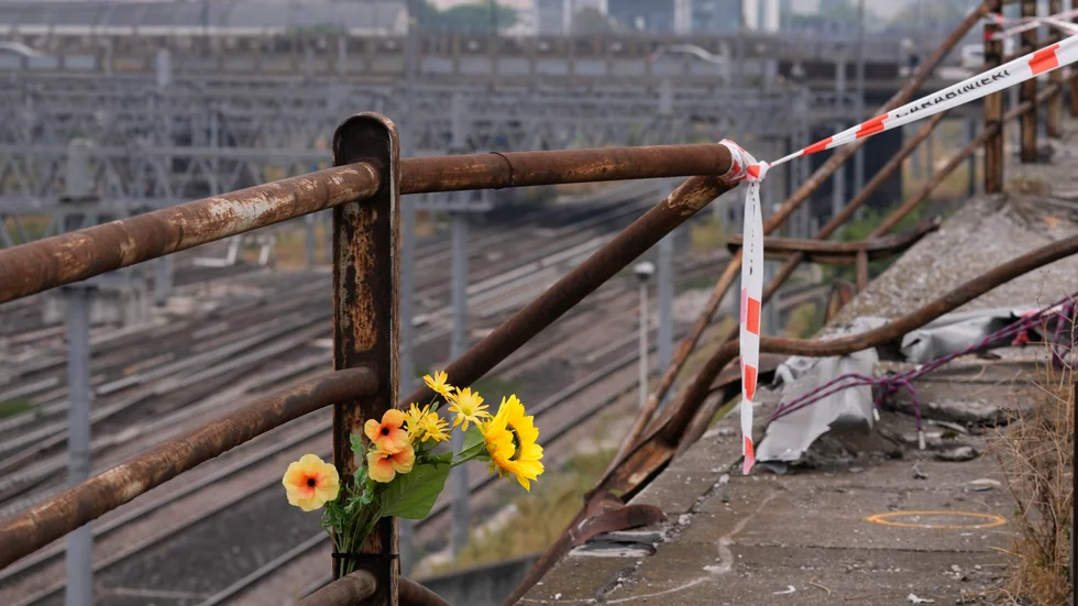 Blommor vid olycksplatsen i Venedig där en buss kraschade och 21 personer omkom i början av månaden.