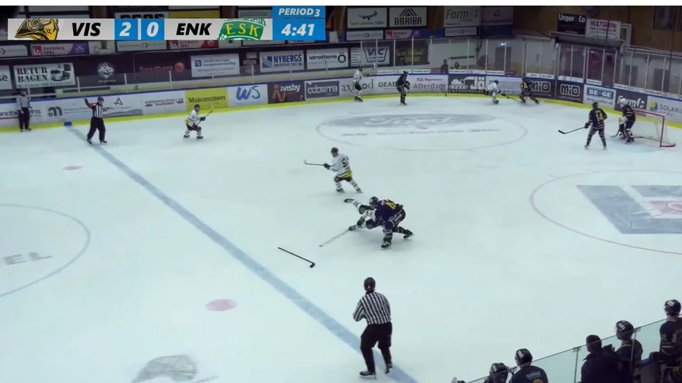 ESK:s Edvin Wiklund åkte på en nacksving efter en duell med Visbys Sebastian Harila. 
