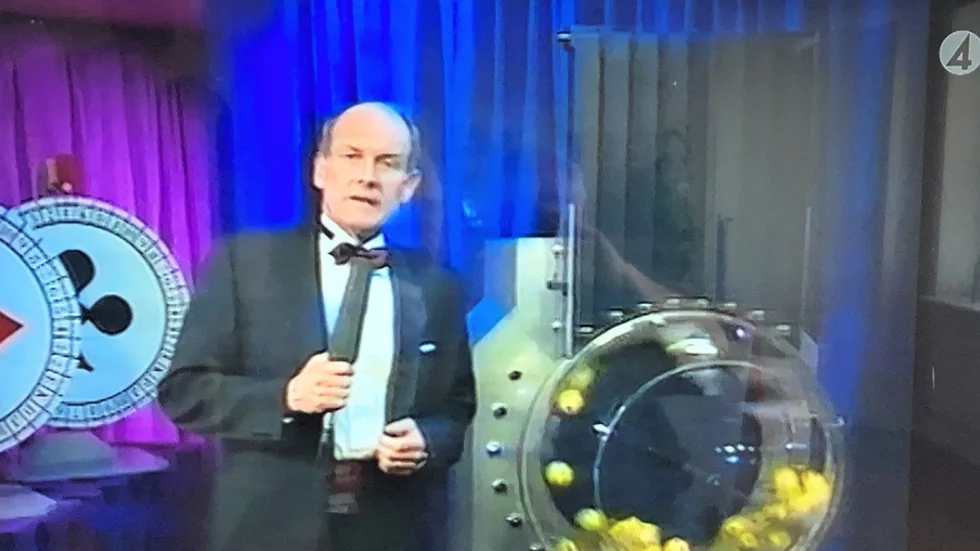 Tommy Wahlgren under den allra första Keno-dragningen i tv-rutan, den 31 mars 1992.
