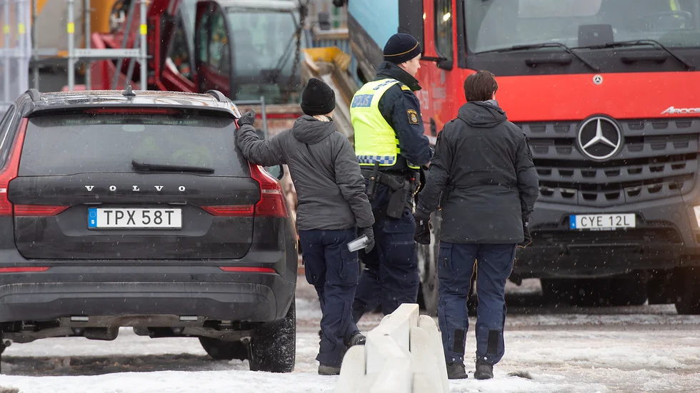 En rad myndigheter, bland annat polisen, deltog vid den oanmälda inspektionen. Nu har Arbetsmiljöverkets rapport kommit och myndigheten kritiserar säkerheten på byggarbetsplatsen.