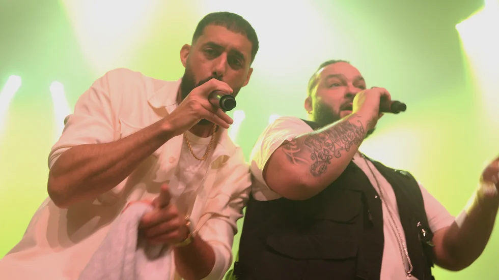Sami Rekik och Ali Jammali från Medina under hiphop-gruppens spelning i Lokverkstan. –Det här är vår sista spelning för i år, det kommer att bli en speciell kväll, sa Rekik innan man satte full fart uppe på scenen.