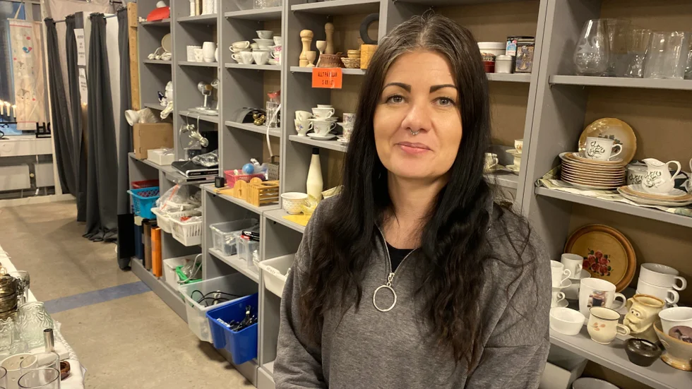 Linda Hanell, samordnare för second hand och föreståndare för gåvomottagningen på Uppsala stadsmission, tar emot i butiken på Bolandsgatan. 