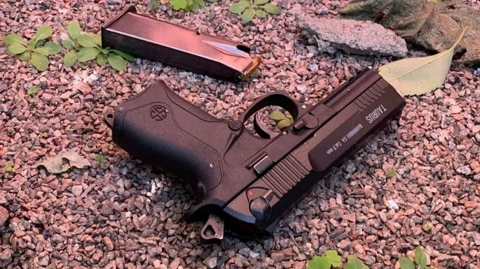 I samband med gripandet hittade polisen en skarpladdad pistol som polisen kopplat till den nu dömde Eskilstunabon.