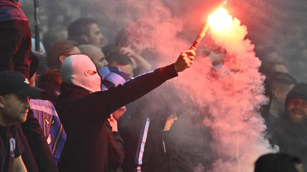 Expressen har i ett reportage avslöjat hur hemliga gömställen upprättats för bengaler på arenorna. Polisen ser också att personer i klubbarna känner till hur pyrotekniken smugglas in.