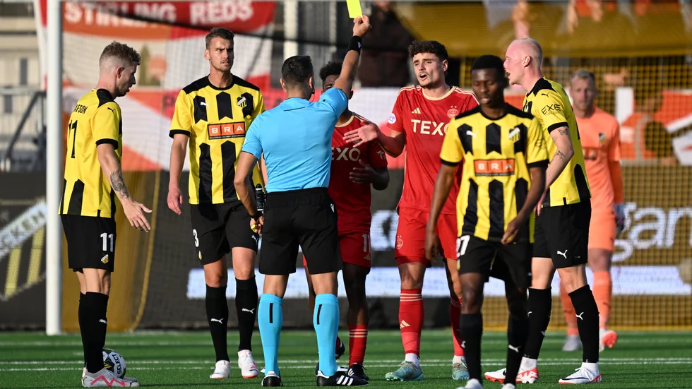 Johan Hammar (andra från vänster) i matchen mot Aberdeen.
