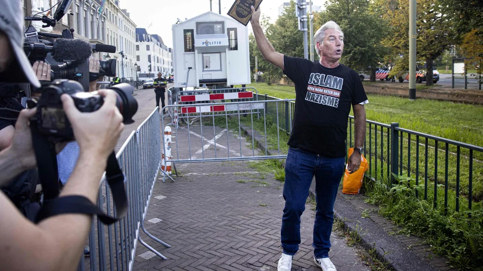 Den nederländske extremhögerledaren Edwin Wagensveld rev sönder ett exemplar av Koranen utanför Turkiets ambassad i Haag.