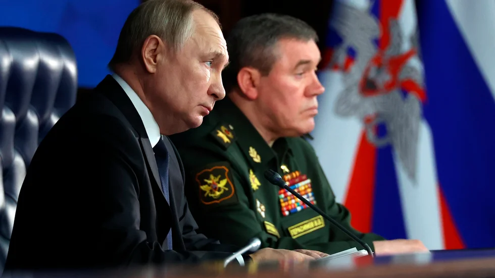 Rysslands president Vladimir Putin har träffat generalstabschefen Valerij Gerasimov i Rostov-vid-Don, nära den ukrainska gränsen.