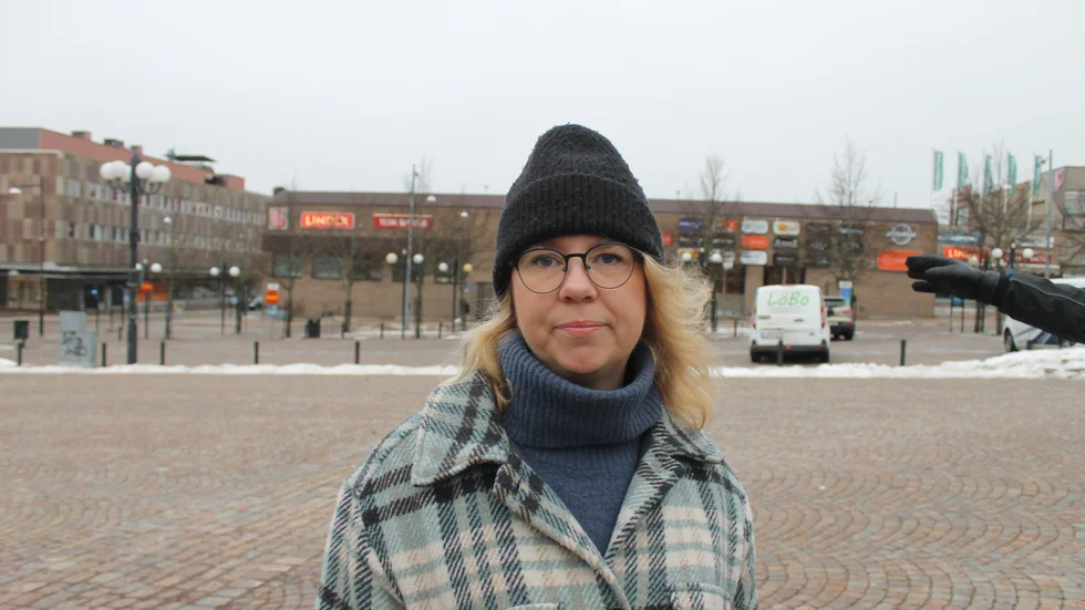 Lisa Andersson, sånglärare på Kulturskolan Motala, tycker att det känns självklart att Kulturskolan ska medverka under Förintelsens minnesdag. "Det här är ju nånting som berör alla. I dessa tider så är det viktigt att påminna, det här får inte hända igen", säger hon.