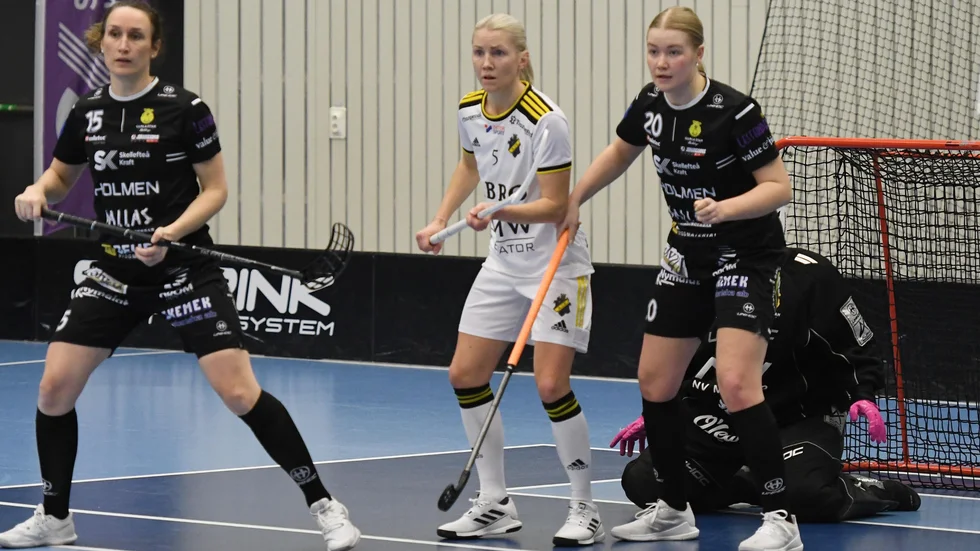 Matilda Holmbom och Moa Lundström tog båda plats i Gamla stans laguppställning när laget föll mot AIK och storstjärnan Anna Wijk, mitten, under lördagen.