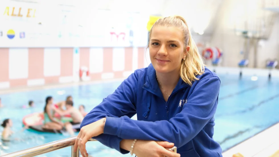 ”När det är märkbart att folk inte trivs i omklädningsrummet så har vi valt att sätta upp de här lapparna”, säger Tilde Antunovic, badvaktmästare på Solbergabadet.