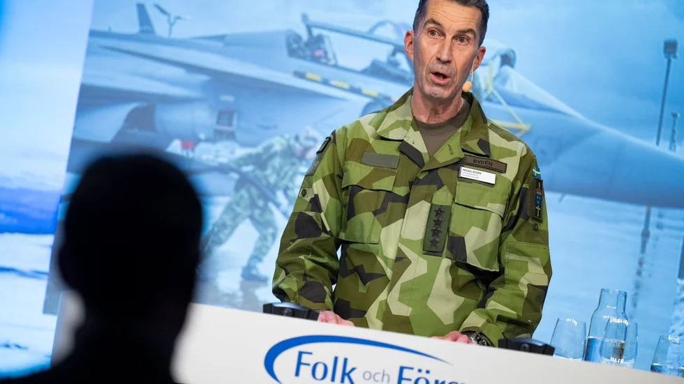 
Överbefälhavare Micael Bydén borde koncentrera sig på sitt nuvarande uppdrag. Ett aktiebolag hade kunnat vänta.