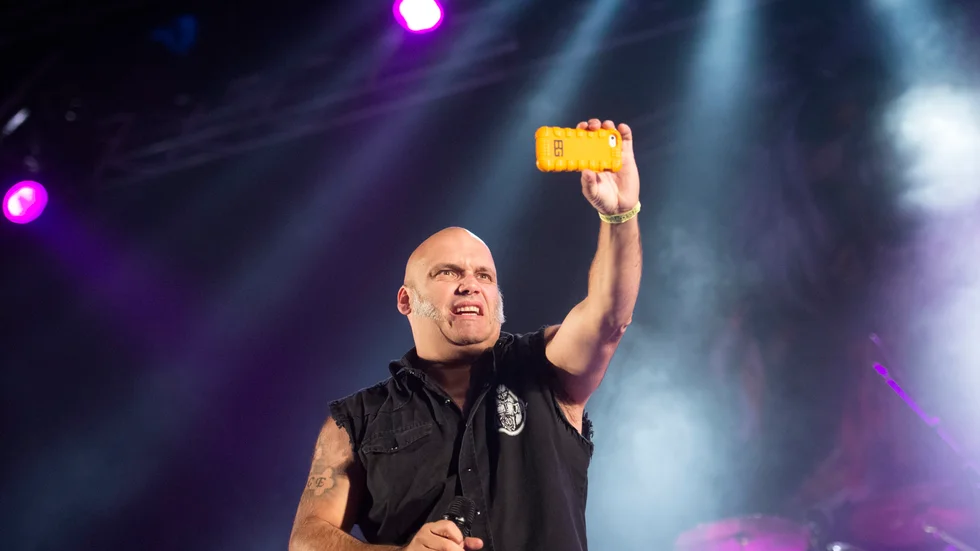 Blaze Bayley var på 1990-talet sångare i världskända Iron Maiden. I vår gästar han Motala. Här är han under en konsert på festivalen Sweden Rock 2014.
