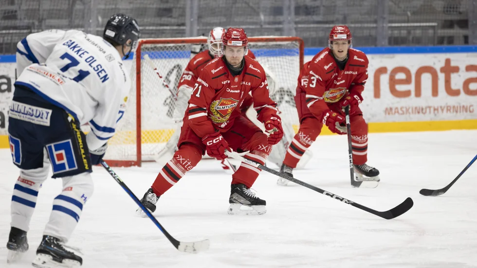 Hemmalagets nummer 71, Jakob Ragnarsson, gör sig redo att täcka skott när Karlskogas nummer 71, Eskild Bakke Olsen går på skott.