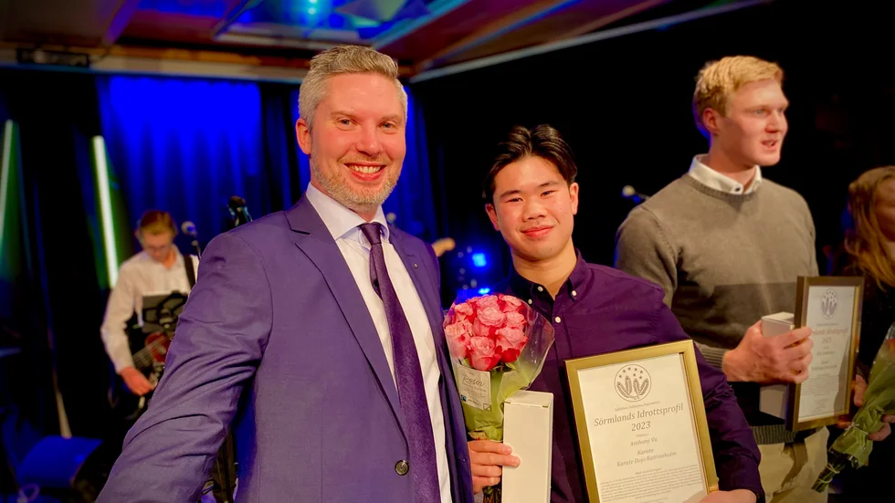 Ordförande i Stiftelsen Solbacka, Christoffer Öqvist tillsammans med Anthony Vu som utsågs till Sörmlands Idrottsprofil 2023 och fick stipendium på 50 000 kronor.