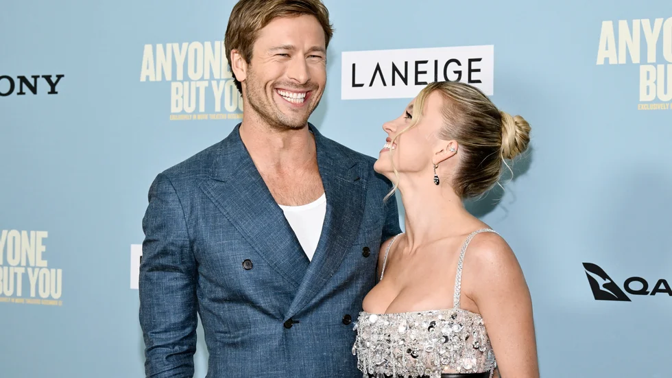 Glen Powell och Sydney Sweeney på röda mattan inför premiären av "Anyone But You" den 11 december.