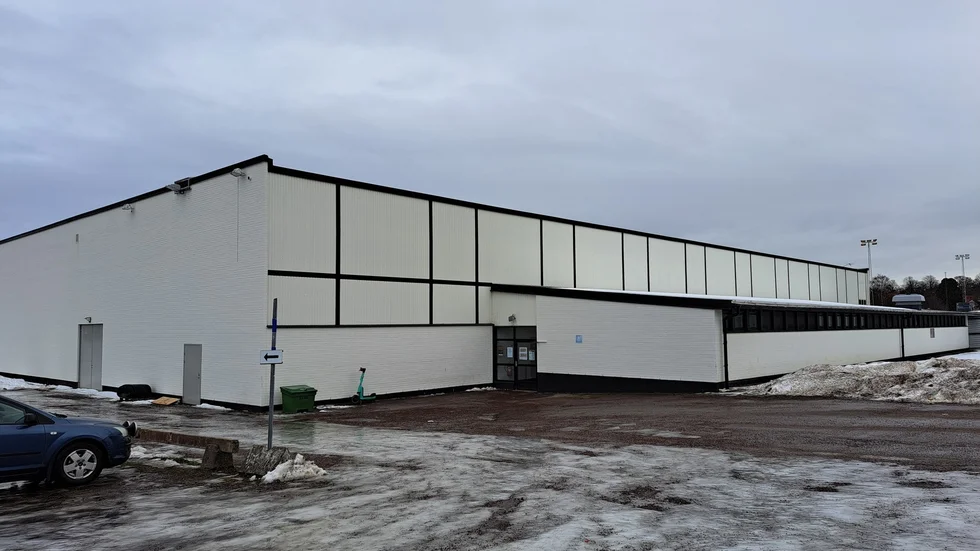 Isladan Stallet i Norrköping håller stängt tillsvidare. Enligt Vita Hästens klubbdirektör Fredrik Jensen buktar taket in och läcker.