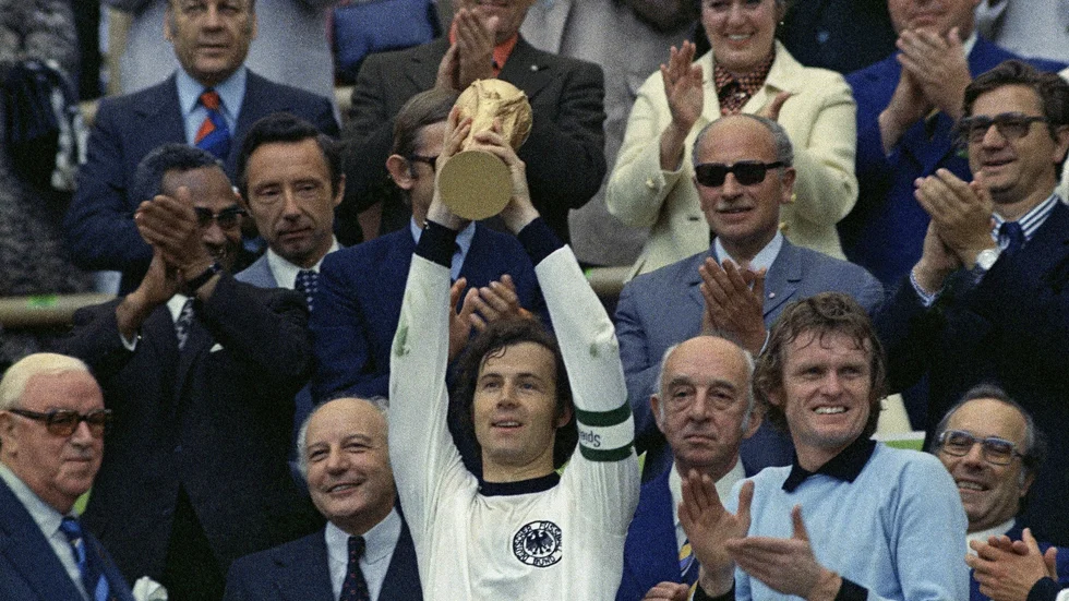 Franz Beckenbauer lyfter VM-pokalen 1974. Arkivbild.