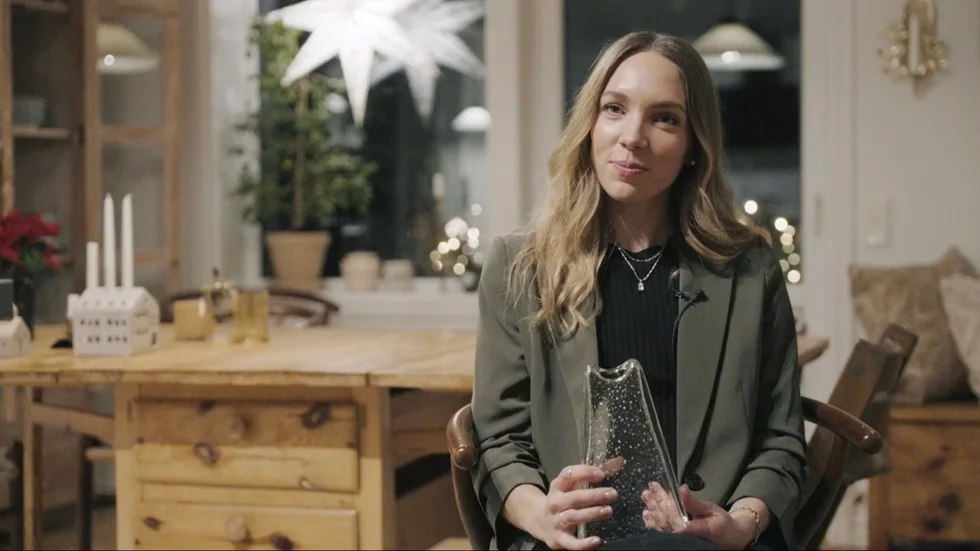 Elin Rubensson med priset som Sveriges bästa spelare på damsidan.
