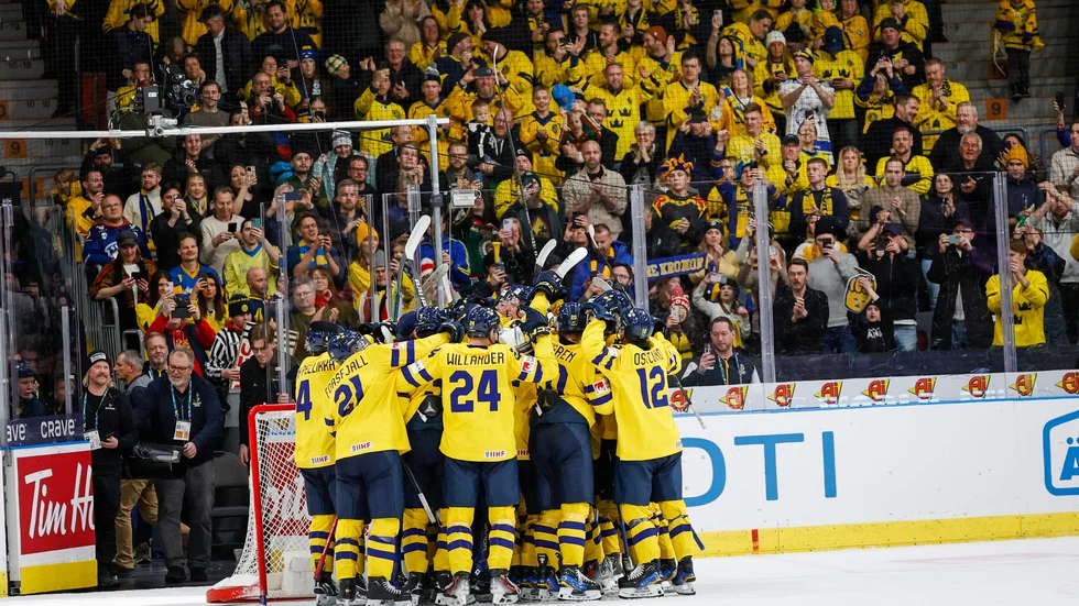 Svenska spelarna firar semifinalsegern över Tjeckien. Blir det nytt blågult jubel i JVM-finalen mot USA?