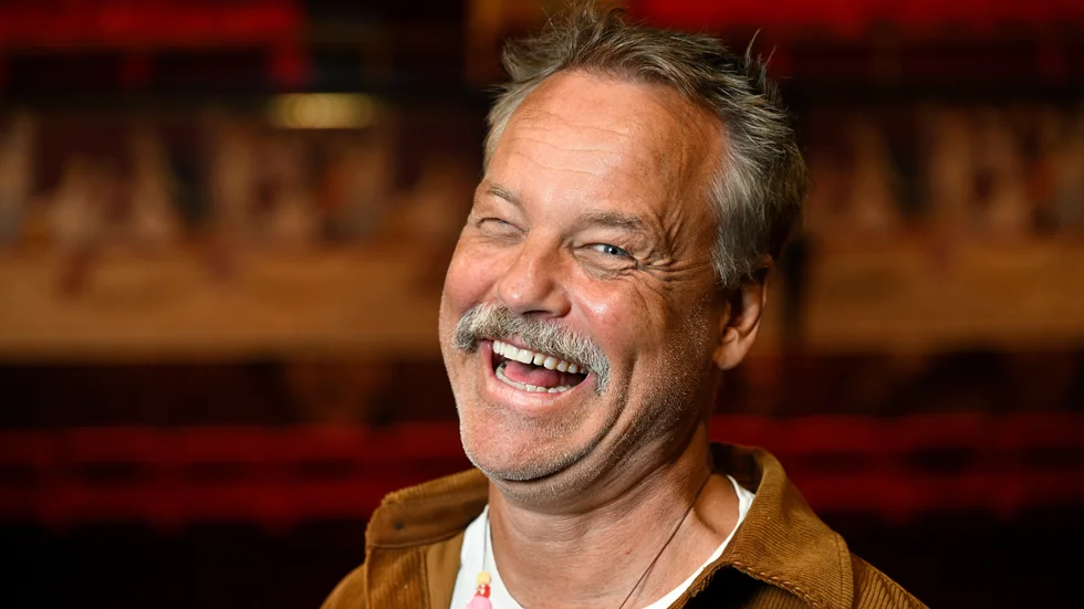 Henrik Schyffert har en drygt 30 år lång karriär som bland annat komiker bakom sig. Nu är det dags för ännu en showturné: "Schyffert forever".