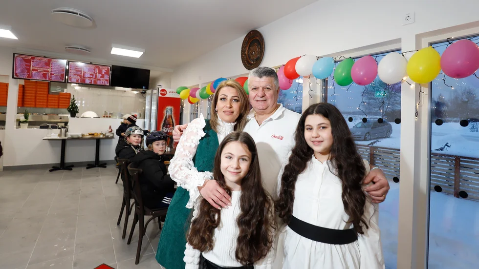 Många kom för att gratulera Samir Gerges på torsdagens återinvigning av restaurangen. Här kramas han om av hustrun Shams och döttrarna Patricia och Pamela.