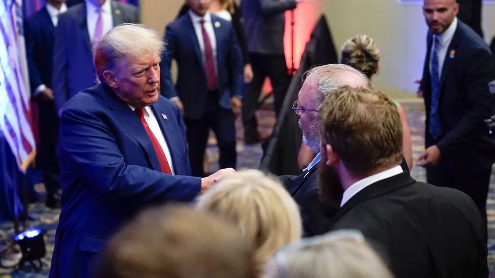 Donald Trump skakar händer efter sitt tal i Des Moines, Iowa, på fredagen.